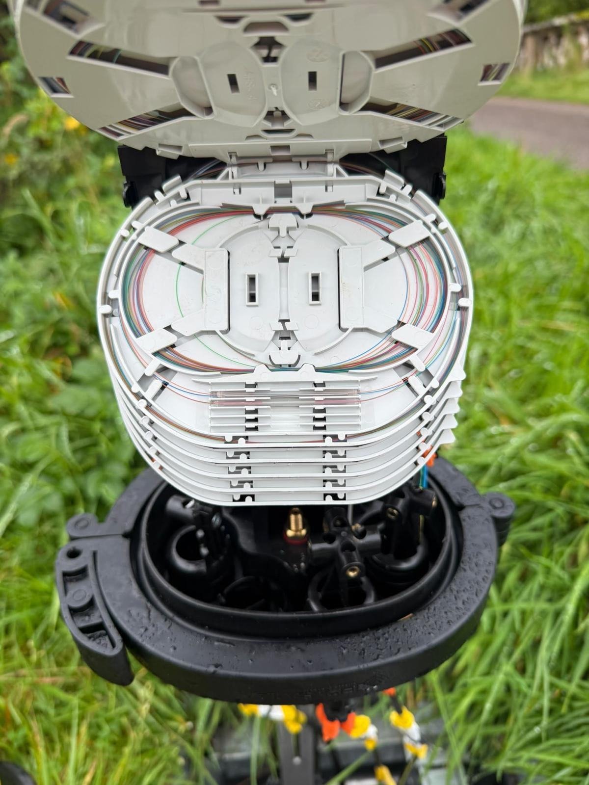 Fibre closure lifted from a chamber for splicing